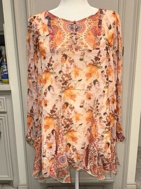 Umgee Mixed Print Long Sleeve Ruffled sleeves and hem Size Medium NWT